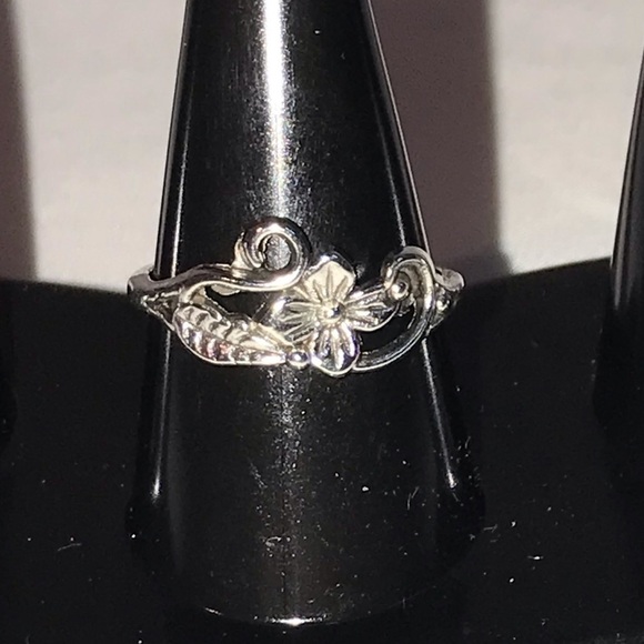 🆕 NWT SILVER FLOWER 🌸 RING 💍 SIZE 7 SUPER CUTE COSTUME PIECE #100 - Picture 1 of 5